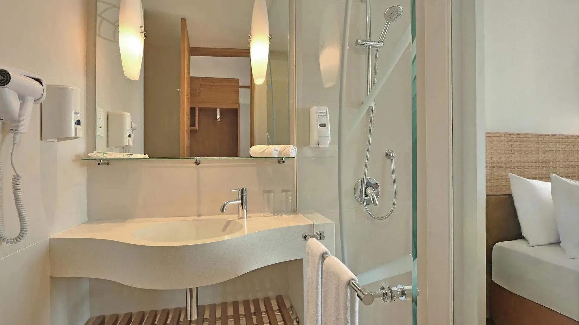 Diamond Hotel Кута 4*,  Индонезия